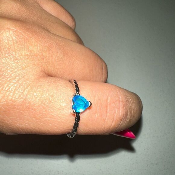 Adjustable blue heart ring made with high grade CZ and stainless steel - Picture 4 of 4